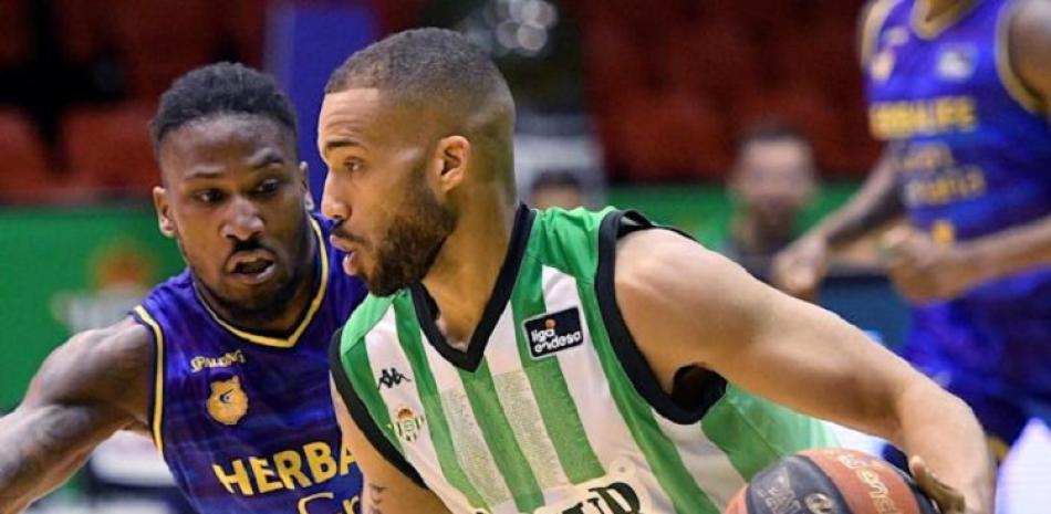 Mike Torres pertenece a la selección dominicano de baloncesto de mayores.