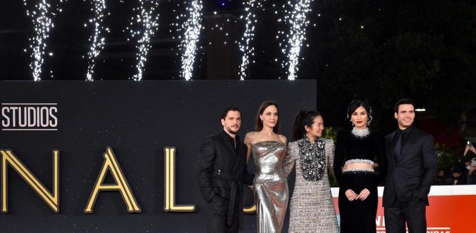 Al centro, la directora de "Eternals", Chloe Zhao, junto a Kit Harington, Angelina Jolie, Gemma Chan y Richard Madden en el festival de cine en Roman, el 21 de octubre pasado. (Foto: AFP).