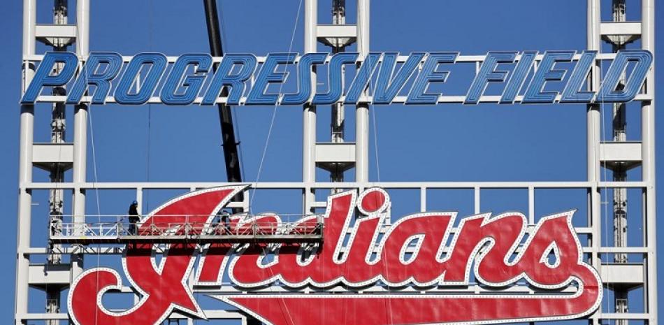 Obreros remueven el logo de los Indios de Cleveland en el estadio Progressive Field. A partir de 2022, el equipo de béisbol será reabautizado como los Guardians.