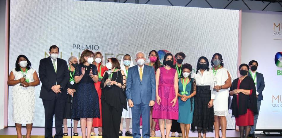 Raquel Peña, Daisy Acosta, Luis Molina, Raquel Arbaje, y mujeres premiadas por el Banco BHD León. VÍCTOR RAMÍREZ