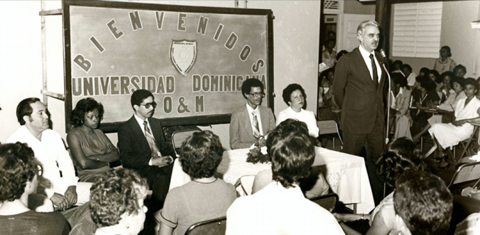 José Rafael Abinader ocupó varias funciones públicas, como ministro de Finanzas, Contralor General, senador, vicerrector de la UASD y otras.