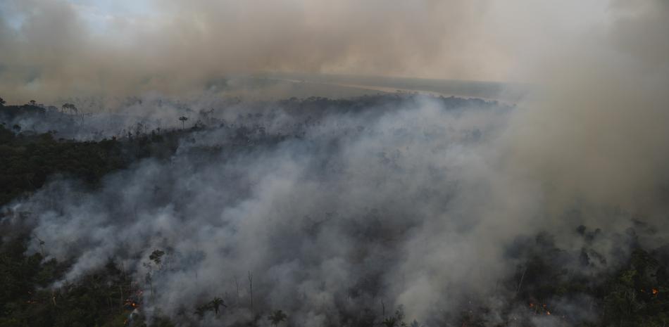 Vista aérea que muestra el humo de un incendio ilegal que destruye la selva tropical de la Amazonia // AFP