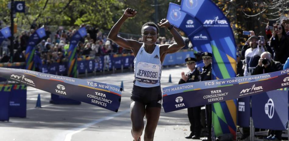 La keniana Joyciline Jepkosgei cruza la meta al conquistar el Maratón de la Ciudad de Nueva York en la División Profesional para Mujeres, el domingo 3 de noviembre de 2019, en Central Park de Nueva York.