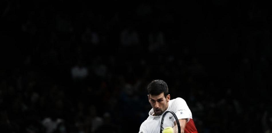 Novak Djokovic devuelve ante Marton Fucsovics en el Masters de París, el pasado martes.