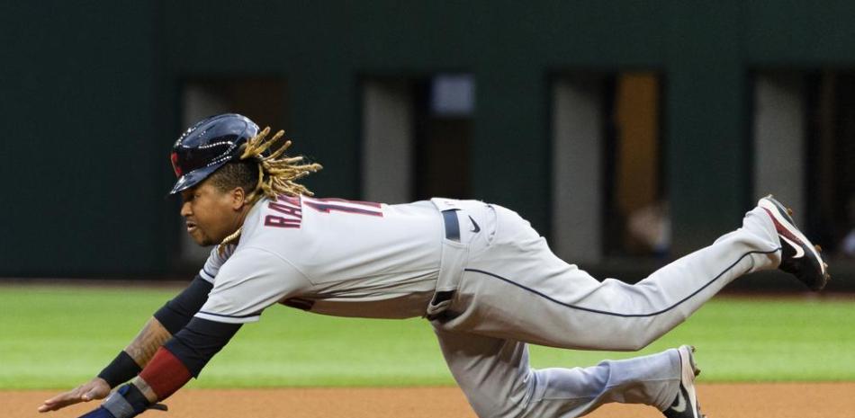 El dominicano José Ramírez, de los Indios de Cleveland, se lanza al robarse la segunda base en el primer inning del partido frente a los Rangers de Texas, el sábado 2 de octubre de 2021, en Arlington, Texas.