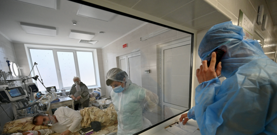El personal médico brinda asistencia a un paciente con Covid-19 dentro de la unidad de cuidados intensivos en un hospital que trata a pacientes con coronavirus, en Kiev. Uno de los países más pobres de Europa, Ucrania se ha visto afectado por un gran aumento en infecciones con la variante Delta, una de las más contagiosas. / AFP
