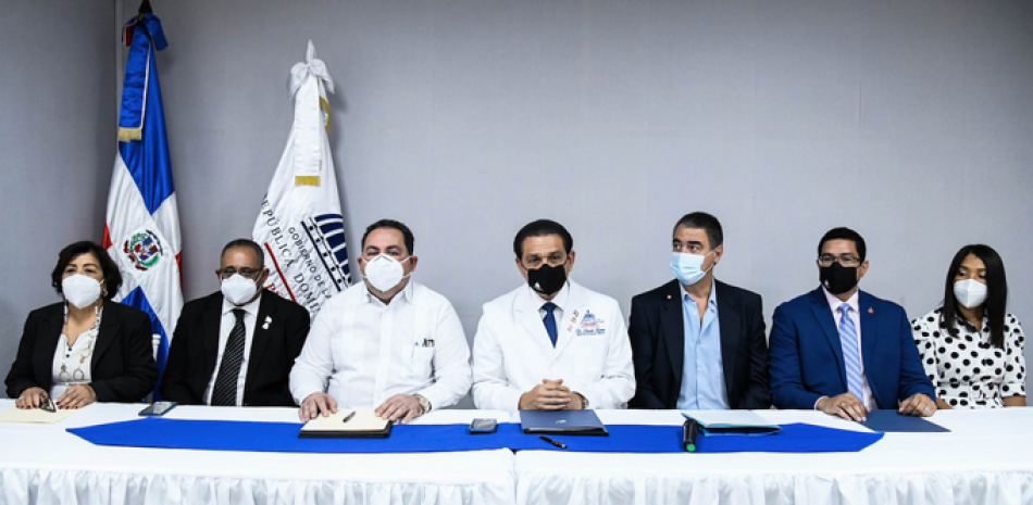 El ministro de Salud, Daniel Rivera, encabezó el acto de entrega del Laboratorio Central de Tuberculosis en el Laboratorio Nacional “Doctor Defilló”.