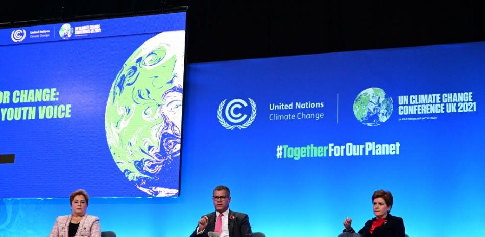 El presidente británico de la COP26, Alok Sharma (2R), y la secretaria ejecutiva de la Convención Marco de las Naciones Unidas sobre el Cambio Climático, la política mexicana Patricia Espinosa (2L), asisten a una conferencia de prensa conjunta durante la Conferencia de las Naciones Unidas sobre el Cambio Climático COP26 en Glasgow, Escocia, el 31 de octubre de 2021.

Foto: Paul Ellis/ AFP