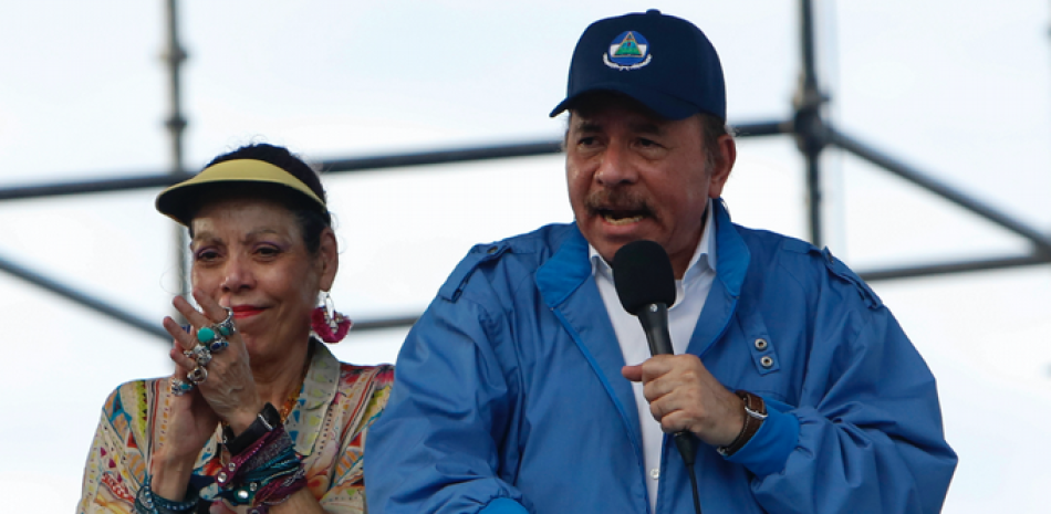 El presidente Daniel Ortega y su esposa, Rosario Murillo, en campana electoral. / AP