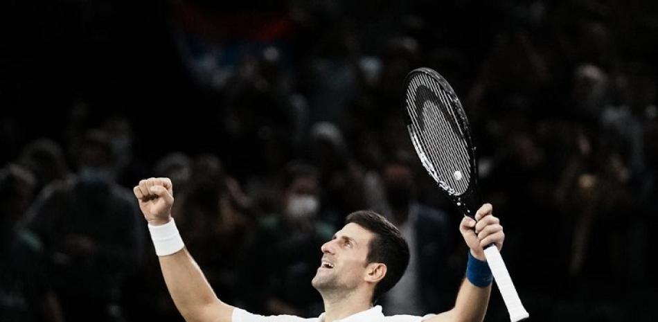 Novak Djokovic celebra tras derrotar a Daniil Medvedev en la final del Masters de París.