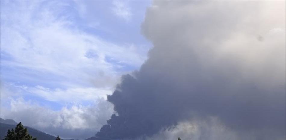 Una gran nube de ceniza cubre el volcán de Cumbre Vieja / Europa Press