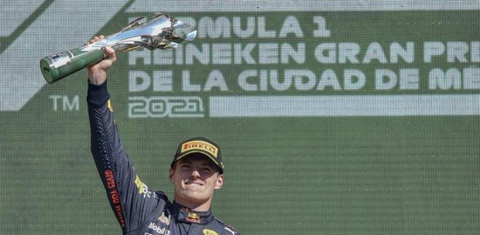 Max Verstappen, de la escudería Red Bull, eleva el trofeo que lo acredita como ganador del Gran Premio de México en el campeonato mundial de Fórmula Uno.