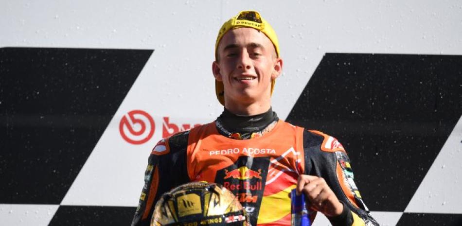 Pedro Acosta celebra en el podio tras triunfar en el Gran Premio de Algarve que le permite proclamarse campeón de Moto3.