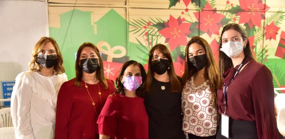 Elsa Lama de González, Mily Lama, Soraya Lama, Mary Lama de Mergen, Estela Lama y Elsa Lama de Pou.