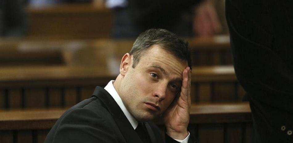 Oscar Pistorius gesticula al final del cuarto día de su juicio por asesinar a su novia, el jueves 16 de octubre de 2014, en Pretoria, Sudáfrica.