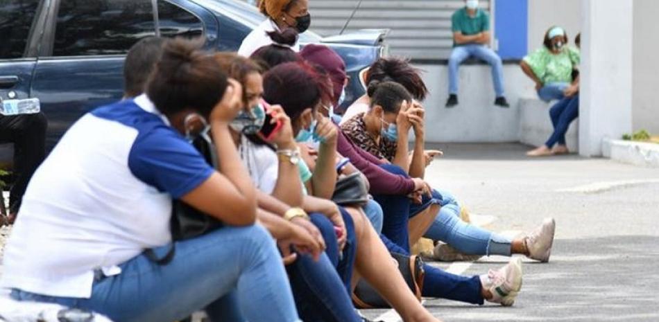 Familiares fuera de un hospital esperando por personas contagiadas. / Listín