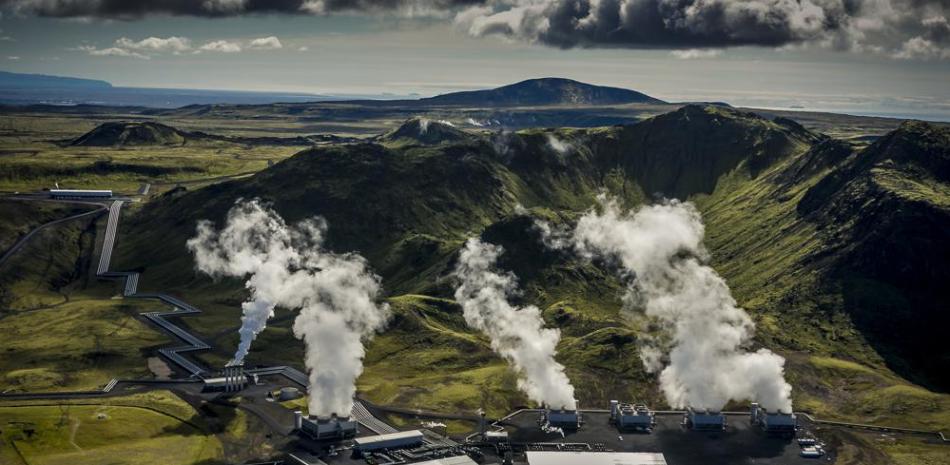 Foto suministrada por Climeworks AG de la planta de captura directa de aire que funciona cerca de Reikiavic, Islandia. Es por ahora la más grande del mundo. (Arni Saeberg/Climeworks AG via AP)