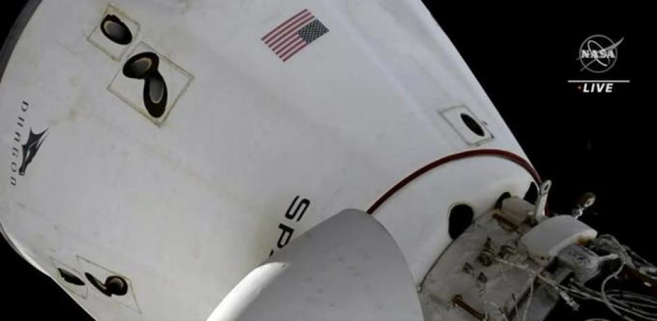 Foto suministrada por la NASA, que muestra a los astronautas de la cápsula "Dragon" de SpaceX preparándose para desacoplarse de la Estación Espacial Internacional el 8 de noviembre del 2021. (NASA via AP)
