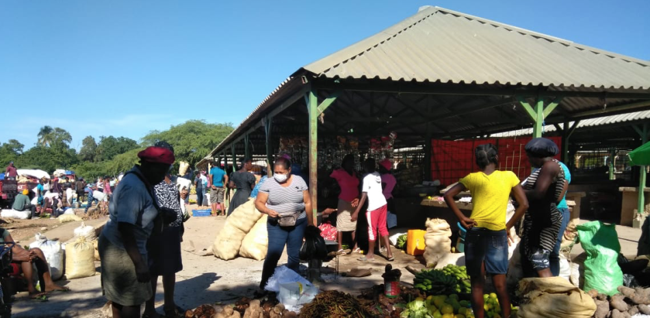 Haitianos realizan negocios en el mercado de Dajabón.
