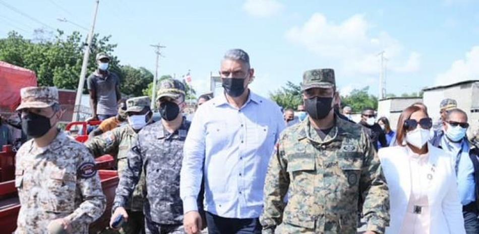 El ministro Jesús Vásquez junto a militares en Dajabón.