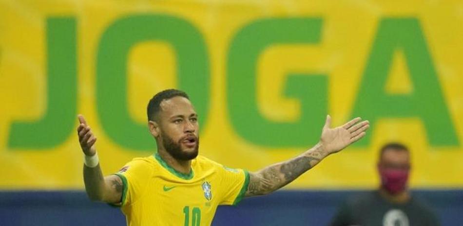El delantero brasileño Neymar celebra tras anotar el primer gol en la victoria 4-1 ante Uruguay en el partido por las eliminatorias del Mundial.