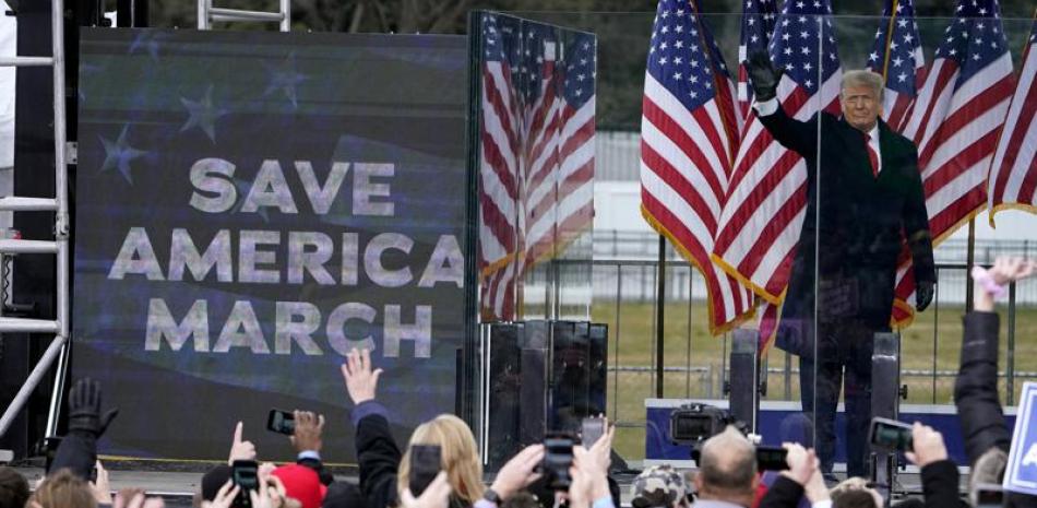 En esta imagen del 6 de enero de 2021 el presidente Donald Trump saluda a la multitud durante un mitin, en Washington. (AP Foto/Jacquelyn Martin, archivo)