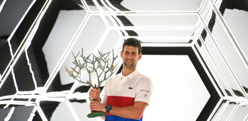Novak Djokovic se anotó en París su victoria número 37 en los Masters 1000 para superar la marca de Rafael Nadal.