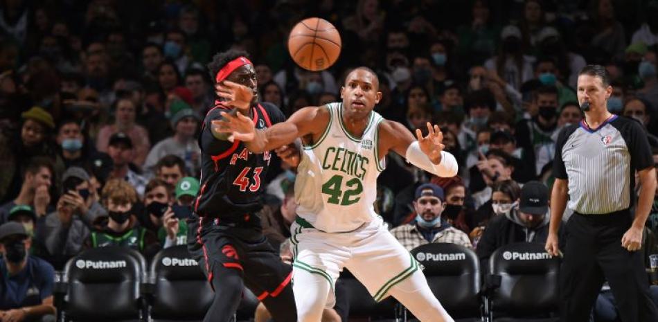Al Horford, de los Celtics de Boston, espera un pase ante la defensa de Pascal Siakam, de Toronto, durante la acción de la NBA del miércoles por la noche.