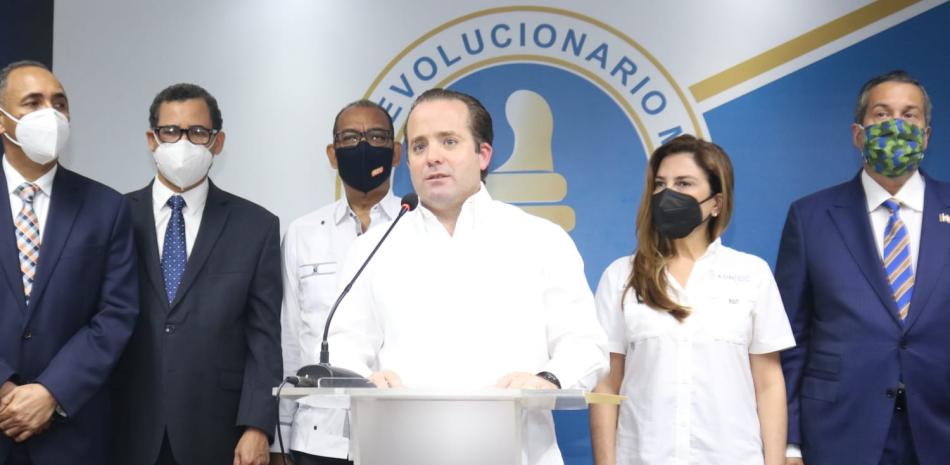 El presidente del PRM, José Ignacio Paliza, mientras daba los resultados de la reunión a la prensa presente en la casa nacional del partido oficialista. Foto cedida por la organización.