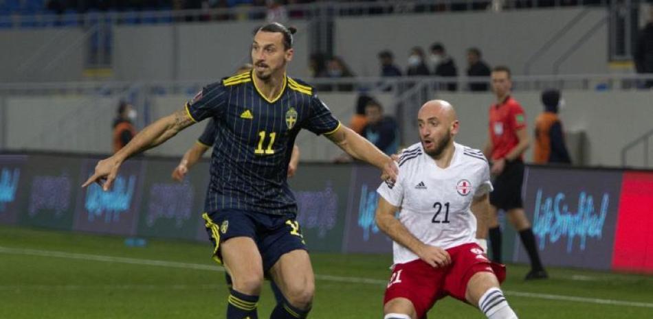 El delantero sueco Zlatan Ibrahimovic (izquierda) disputa el balón con el georgiano Valeriane Gvilia en el partido por las eliminatorias del Mundial.