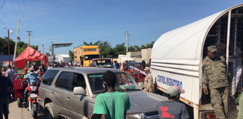 Mientras por el paso fronterizo de Dajabón los transportistas veían difícil entrar a Haití, del lado de Elías Piña las operaciones comerciales seguían a buen ritmo / LISTIN DIARIO