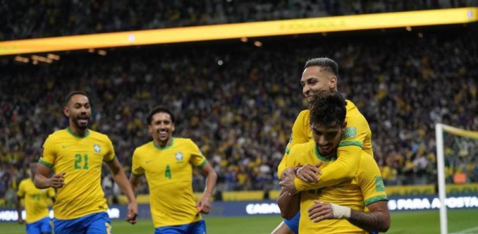 Lucas Paquetá (17), de la selección de Brasil, festeja con sus compañeros tras anotar el tanto de la victoria sobre Colombia, en un encuentro de la eliminatoria al Mundial.