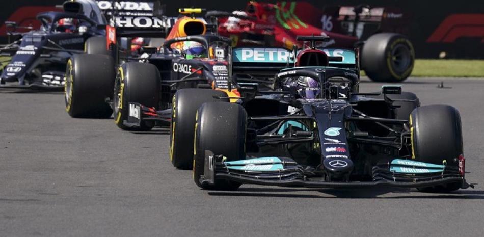 El piloto británico Lewis Hamilton corre su Mercedes durante el GP de México de la Fórmula Uno en el Autódromo Hermanos Rodríguez de Ciudad de México.