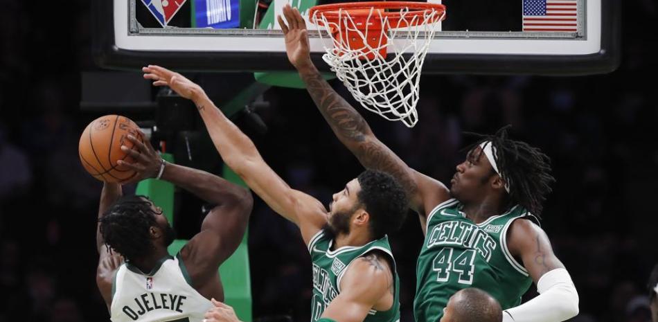 Jayson Tatum (0), de los Celtics de Boston, bloquea un tiro de Semi Ojeleye (37), de los Bucks de Milwaukee, durante la segunda mitad del juego de la NBA, el viernes 12 de noviembre de 2021, en Boston.