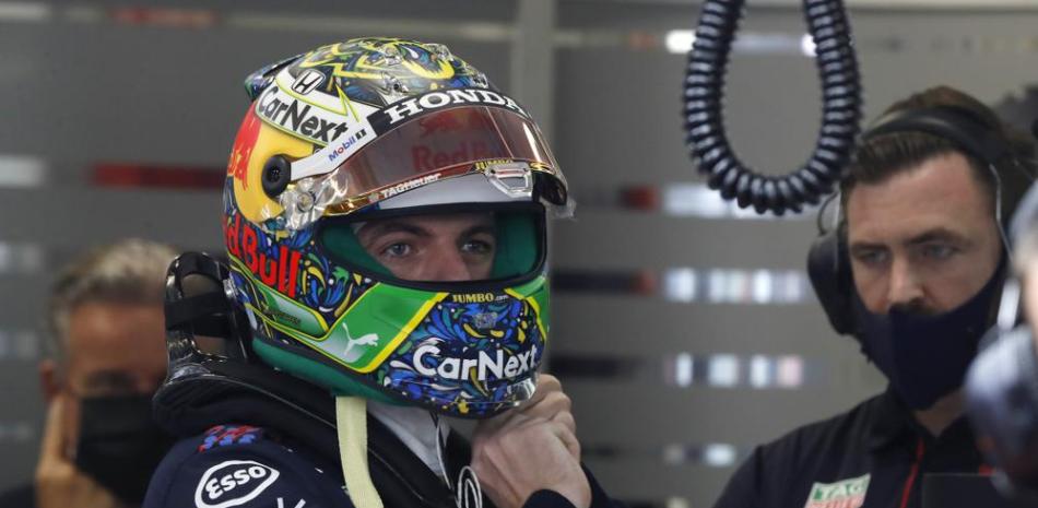 El piloto de Red Bull Max Verstappen se ajusta el casco durante una sesión clasificatoria en la pista de Interlagos, Sao Paulo, el 12 de noviembre del 2021. El Gran Premio de Brasil de F1 se realizará el domingo.