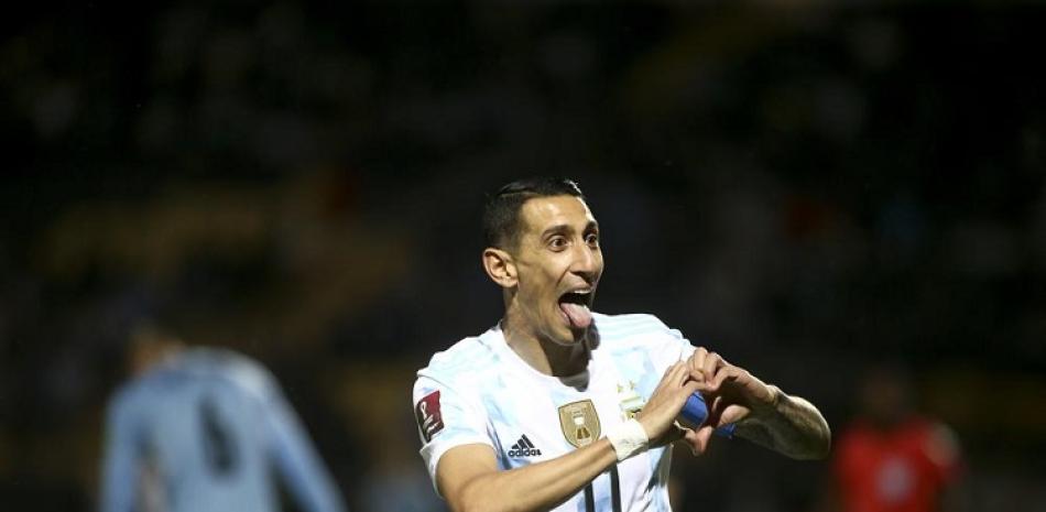 Ángel di María, de la selección de Argentina, celebra luego de abrir el marcador ante Uruguay en un partido de la eliminatoria al Mundial.