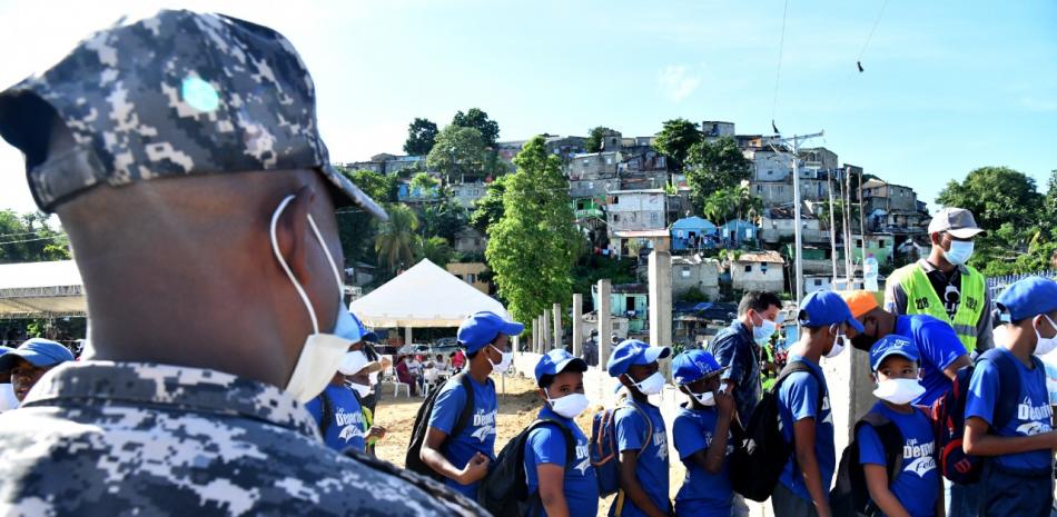 Agentes policiales junto a estudiantes en La Zurza, al norte de la capital dominicana. JORGE CRUZ/LD