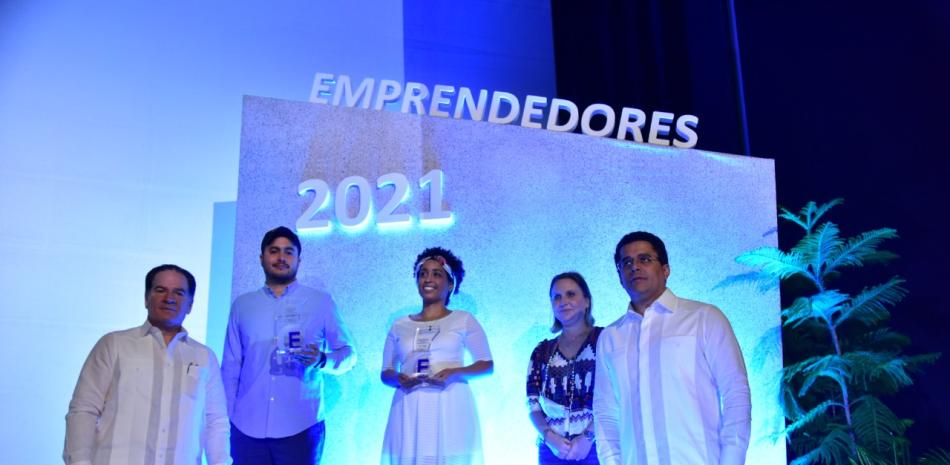 Manuel Corripio junto a los ganadores de la octava Feria de Emprendedores en compañía del ministro de Turismo, David Collado. (De derecha a izquierda).