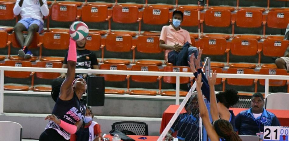 PIE DE FOTOS

Madeline Guillén, de Cristo Rey, intenta un hoyito sobre la defensa de las Guerreras, con el que logró el primer punto del juego en la victoria 3-0 de las punteras de la Liga de Voleibol Superior.