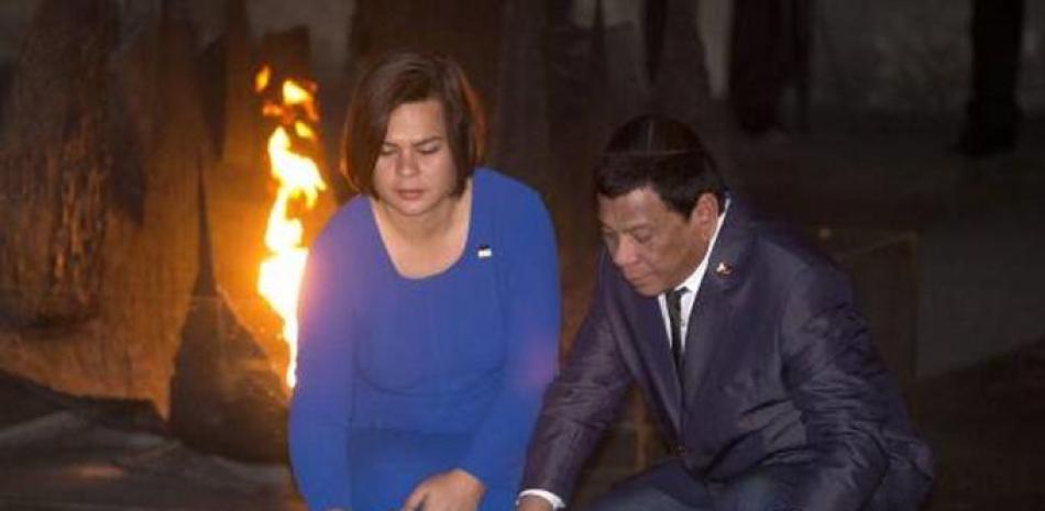 Esta imagen de archivo, tomada el 3 de septiembre de 2018, el presidente de Filipinas, Rodrigo Duterte, y su hija Sara depositan una corona de flores en el Monumento al Holocausto Yad Vashem, en Jerusalén. (AP Foto/Oded Balilty, archivo).