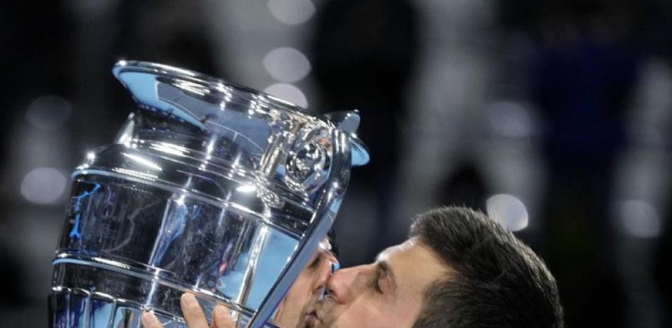 Novak Djokovic besa el trofeo como el mejor jugador del año en la ATP durante la Copa Masters.