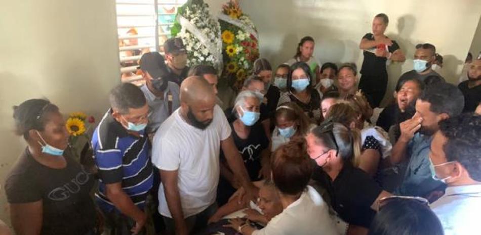 Escenas de dolor vivio ayer el sector Cienfuegos de Santiago durante el velatorio de los restos del taxista Alberto Grullón Uceta. ONELIO DOMINGUEZ