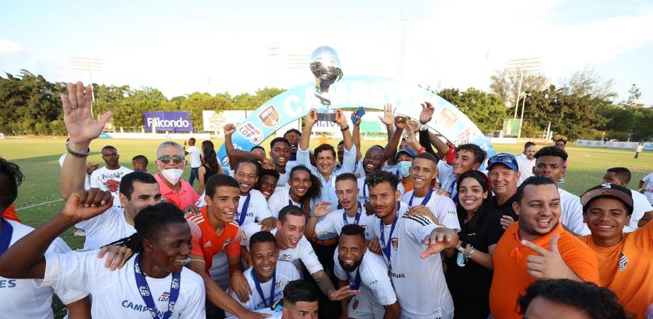 El equipo Cibao FC levantó el trofeo de campeón de la LDF 2021.