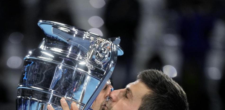 Novak Djokovic besa el trofeo como el mejor jugador del año en la ATP durante la Copa Masters, el lunes 15 de noviembre de 2021, en Turín.