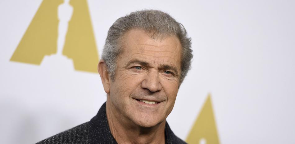 Mel Gibson es ganador del Óscar a la mejor dirección y a la mejor película por "Braveheart" (1995).