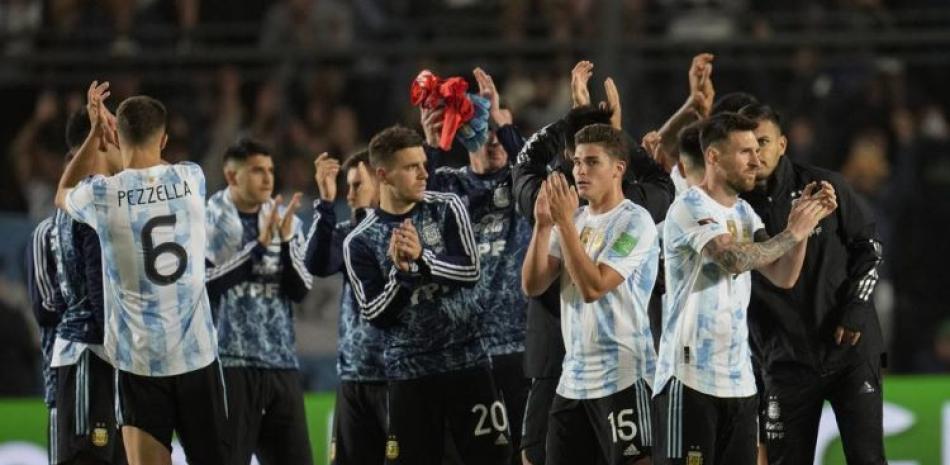 Los jugadores de Argentina tras el empate 0-0 contra Brasil por las eliminatorias del Mundial.