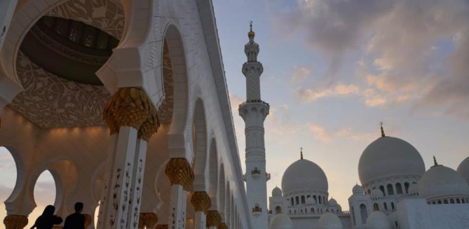 Turistas pasean junto a la Gran Mezquita de Sheikh Zayed en Abu Dabi, Emiratos Árabes Unidos. La NBA disputará dos encuentros de pretemporada en Abu Dhabi.