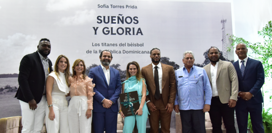 Sofía Torres Prida, en el centro, junto a parte del selecto grupo de figuras que asistió a la presentación de la obra.
