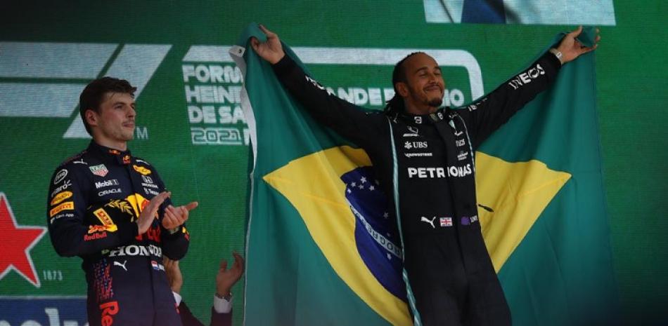 El piloto de Mercedes Lewis Hamilton celebra su triunfo en el Gran Premio de Brasil, junto a Max Verstappen de Red Bull que quedó segundo en la carrera.