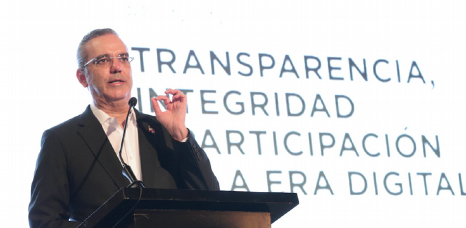 El presidente Luis Abinader habla en apertura de foro por integridad pública. EFE /